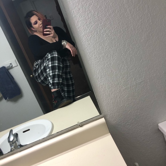 Meet your Posher, Lauren - Picture 3 of 4